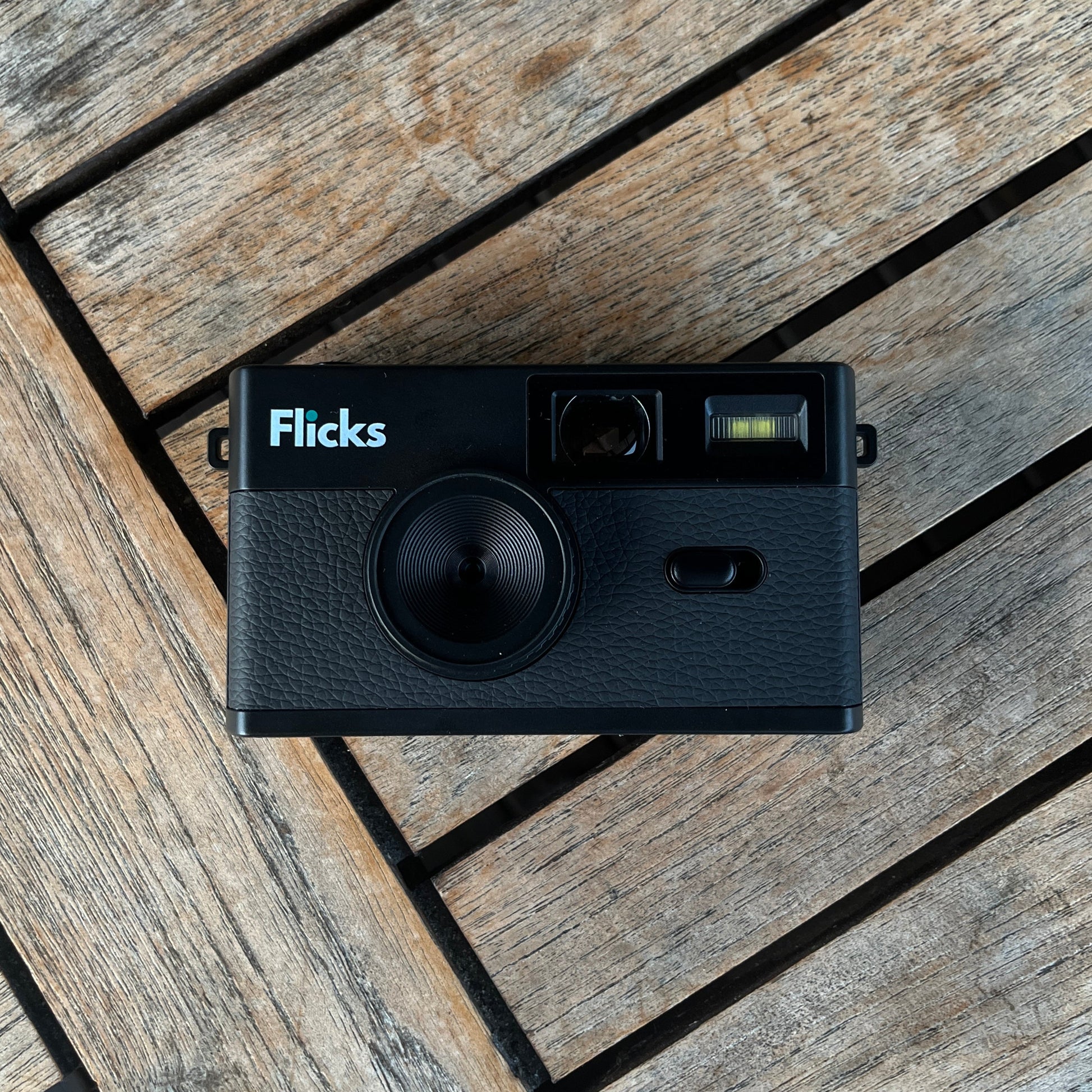Ung kvinde tager billede med Flicks retro kamera
