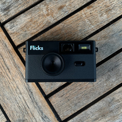 Ung kvinde tager billede med Flicks retro kamera