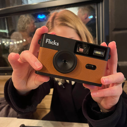 Person bruger Flicks engangskamera til fest